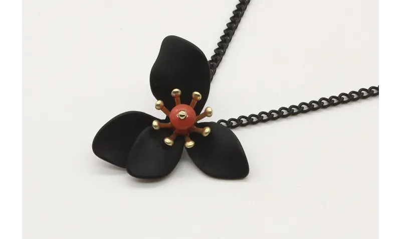 Collar cadena eslabón negro con flor esmaltada neg