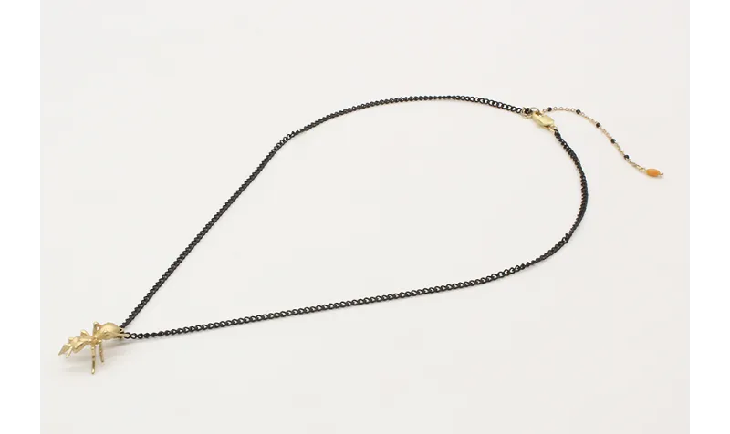 Collar cadena eslabón negro  con hormiga oro mate.