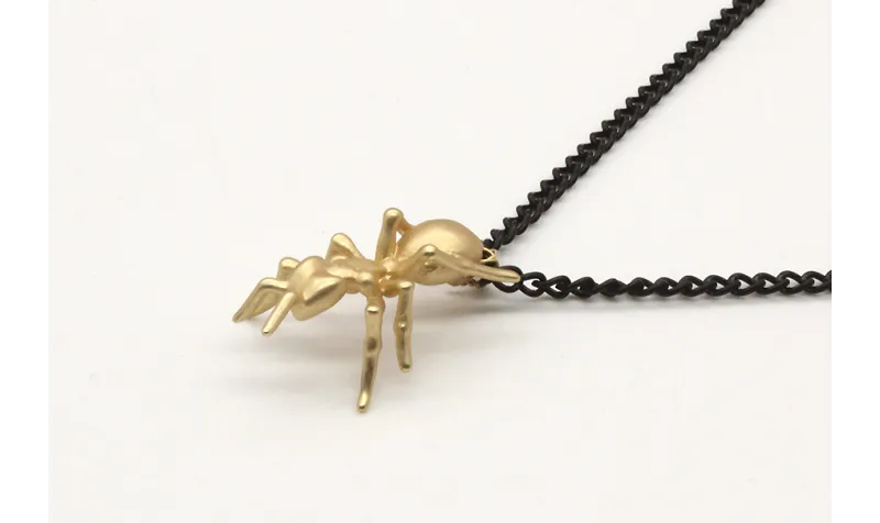 Collar cadena eslabón negro  con hormiga oro mate.