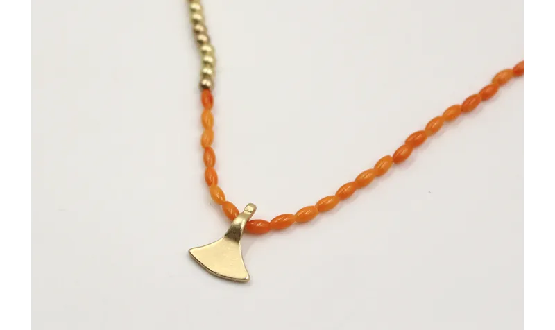 Collar coralitos naranjas, bolas oro mate y colgan