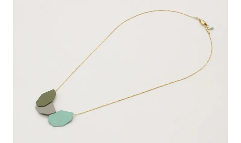 Collar con tres piezas esmaltadas en turquesa,gris