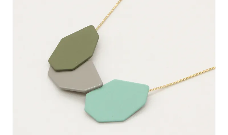 Collar con tres piezas esmaltadas en turquesa,gris