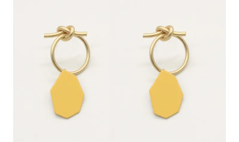 Pendientes perno aro nudo en oro mate con pieza mo