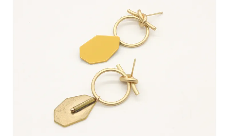 Pendientes perno aro nudo en oro mate con pieza mo