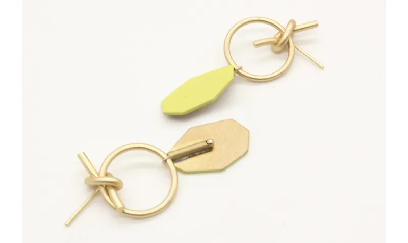 Pendientes perno aro nudo en oro mate con pieza pi
