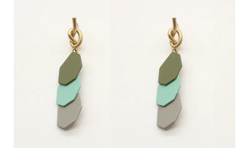 Pendientes perno nudo oro mate con piezas esmaltad