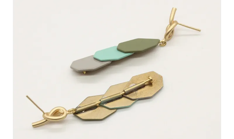 Pendientes perno nudo oro mate con piezas esmaltad