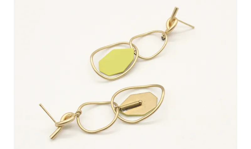 Pendientes perno nudo oro mate con doble aro y pie