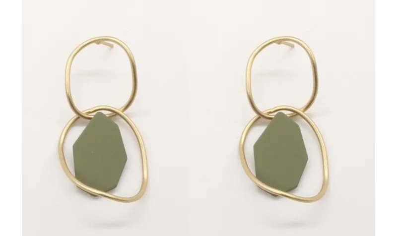 Pendientes doble aro en oro mate con pieza esmalta