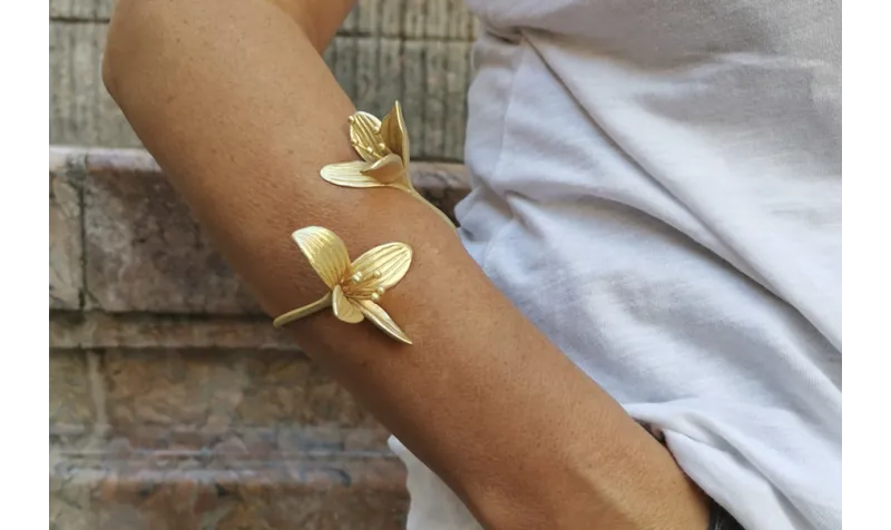 Pulsera con 2 flores en oro mate.