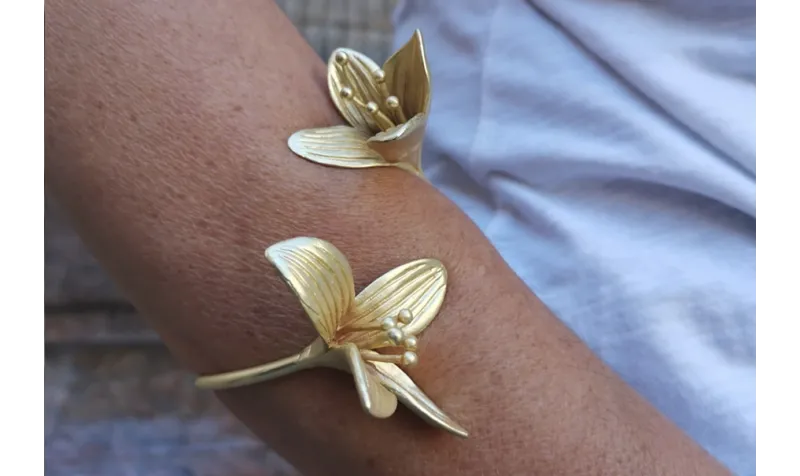 Pulsera con 2 flores en oro mate.
