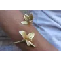 Pulsera con 2 flores en oro mate.