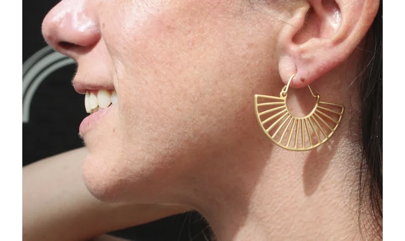 Pendientes en semicirculo en oro mate