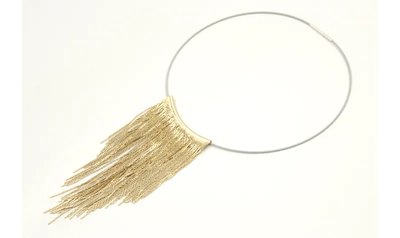 Collar rigido gris con fleco oro mate