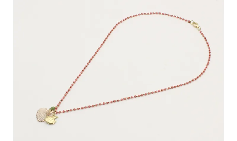 Collar cadena miyuki  rosa con colgantes pez oro m