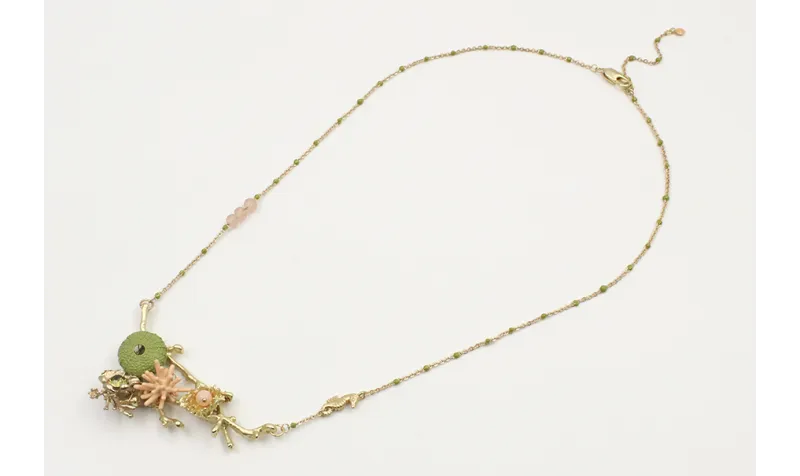 Collar cadena bola esmaltada verde con rama de cor