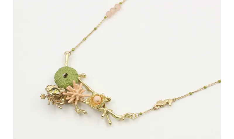 Collar cadena bola esmaltada verde con rama de cor