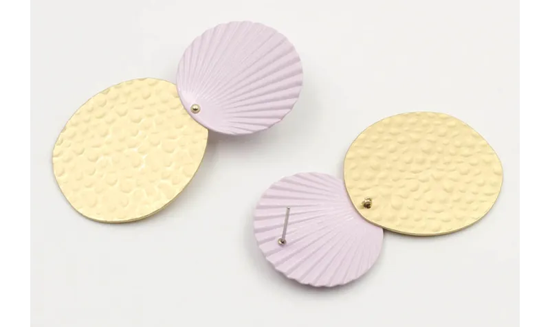 Pendientes perno disco ondulado esmaltado lila y d
