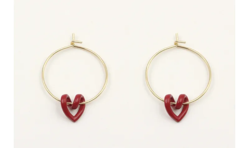 Pendientes aro dorado con corazón hueco rojo.