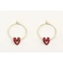 Pendientes aro dorado con corazón hueco rojo.