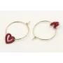 Pendientes aro dorado con corazón hueco rojo.