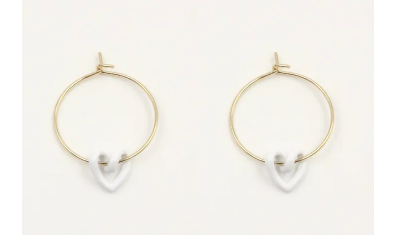 Pendientes aro dorado con corazón hueco blanco