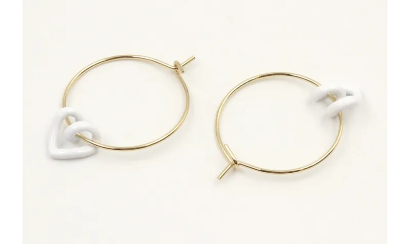 Pendientes aro dorado con corazón hueco blanco