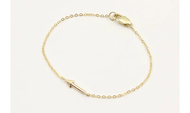 Pulsera cadena eslabon pequeño dorado con flecha.