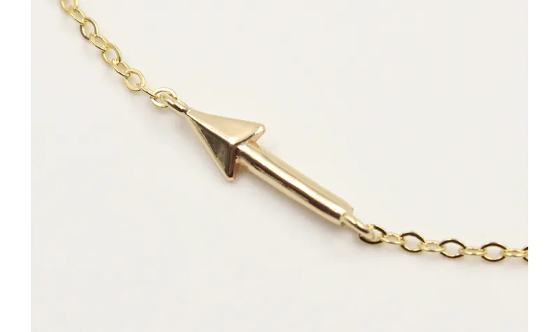 Pulsera cadena eslabon pequeño dorado con flecha.
