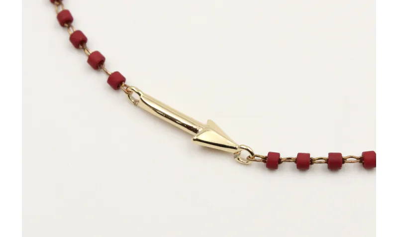 Pulsera cadena miyuki granate con flecha. Largo 17