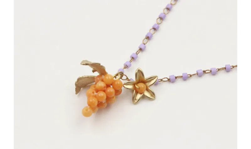 Collar cadena miyuki lila con colgante uva corales