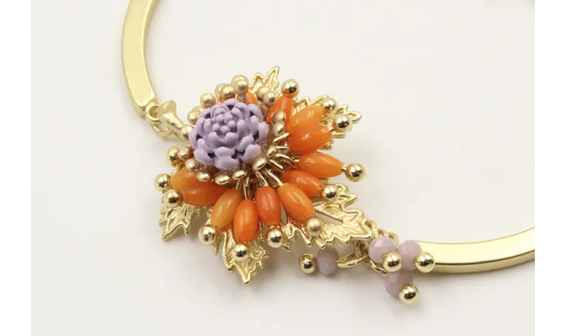 Pulsera semirigida con hoja central oro mate, oval