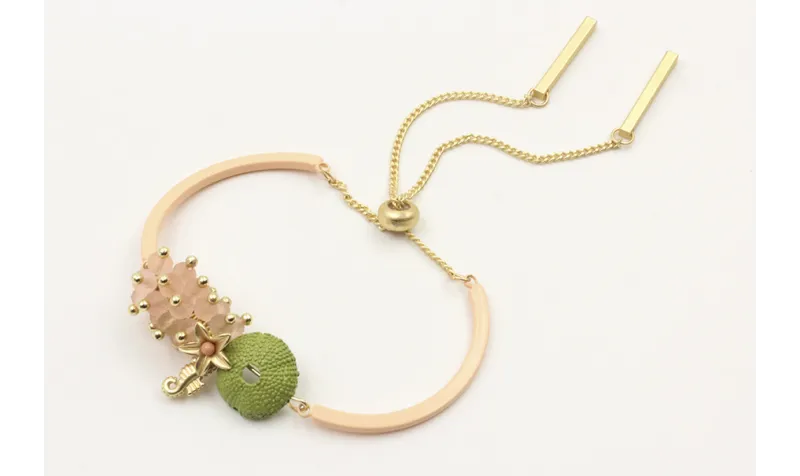Pulsera semirigida con bolas rositas, caballito de