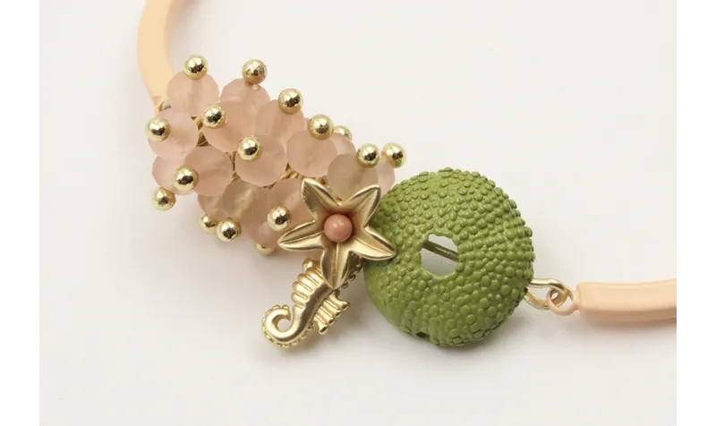 Pulsera semirigida con bolas rositas, caballito de