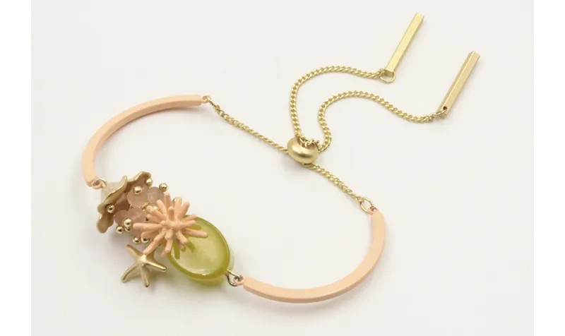 Pulsera semirigida con bolas rositas, estrella de 