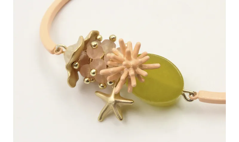 Pulsera semirigida con bolas rositas, estrella de 