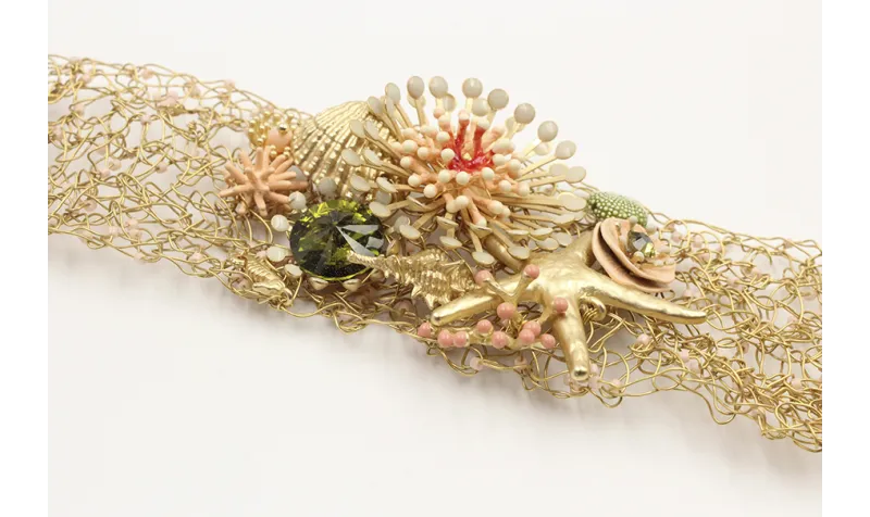 Pulsera de ganchillo con casquillas beige con piez