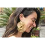 Pendientes de ganchillo con casquillas beige con p