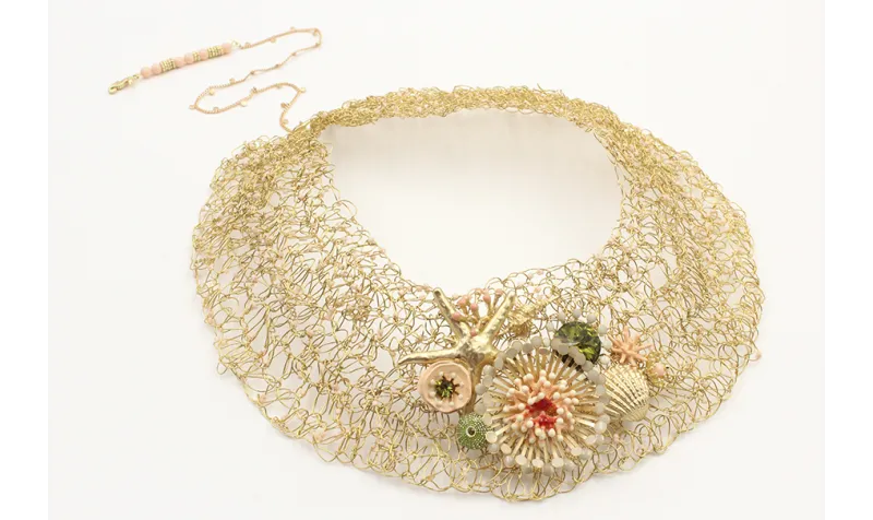 Collar de ganchillo con casquillas beige con pieza