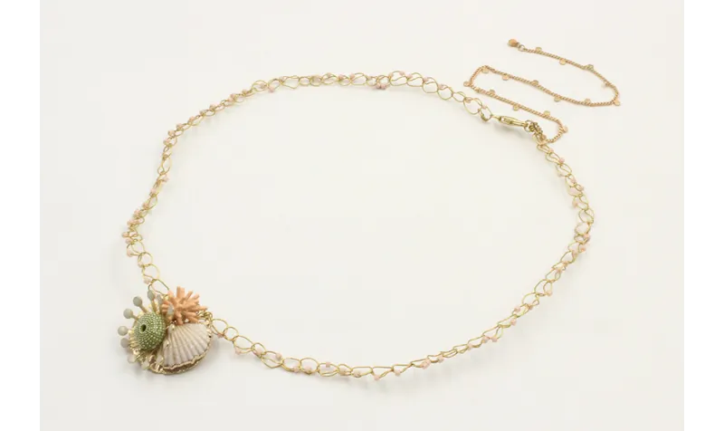 Collar fino de ganchillo con estrella coral esmalt