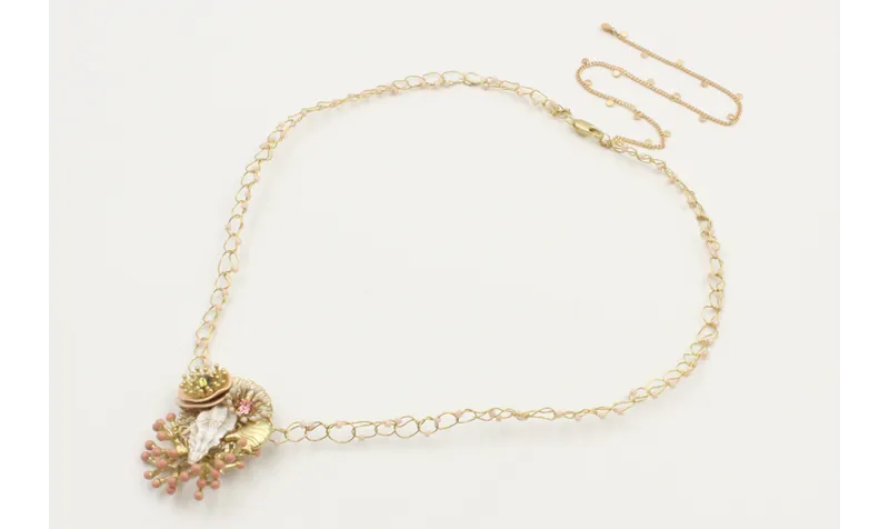 Collar fino de ganchillo con coral esmaltado rosa,