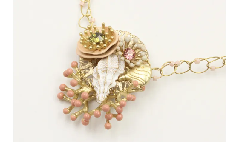 Collar fino de ganchillo con coral esmaltado rosa,