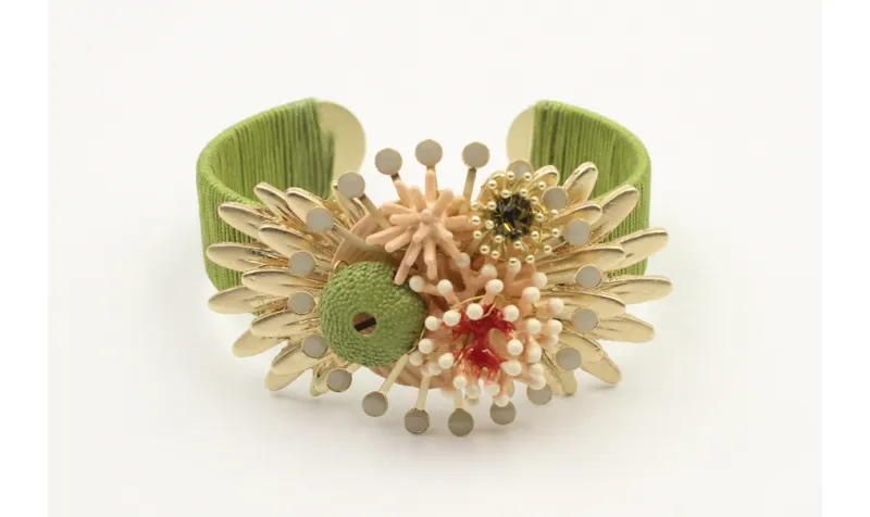 Pulsera rigida forrada hilo verde oliva con escama