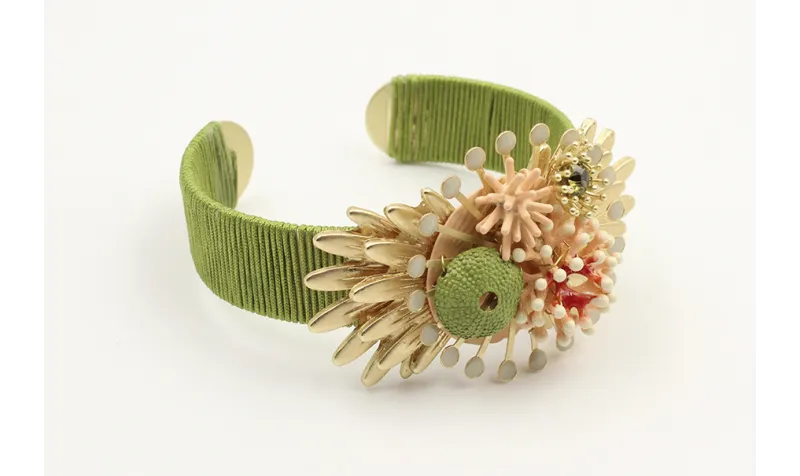 Pulsera rigida forrada hilo verde oliva con escama