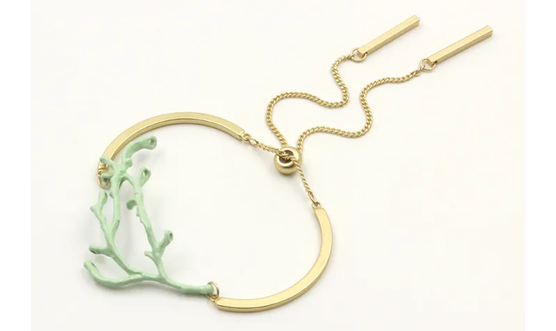 Pulsera semirrigida oro mate con rama de coral tur