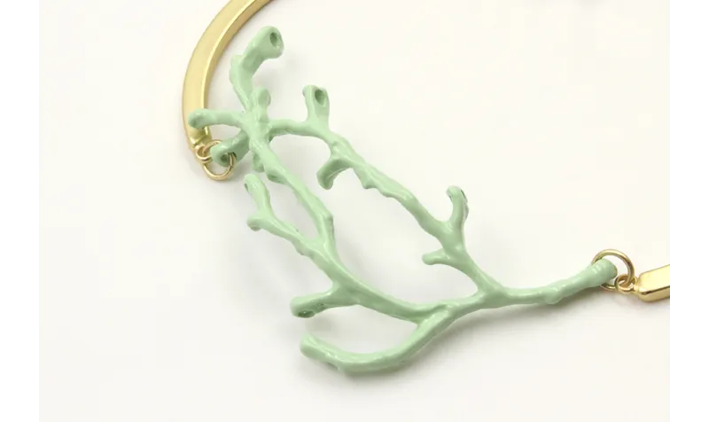 Pulsera semirrigida oro mate con rama de coral tur