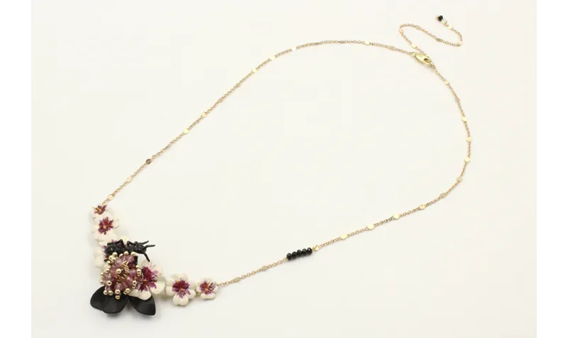 Collar con trio de flores blancas y moradas, burru