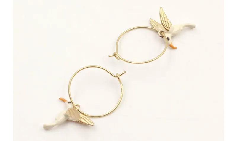 Pendientes aro oro mate colibri blanco. Largo 3cm.