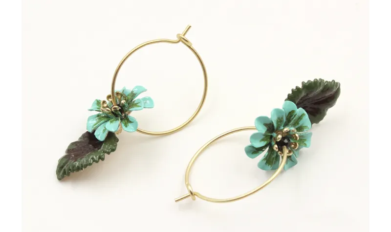 Pendientes aro oro mate con flor esmalte azul y ve