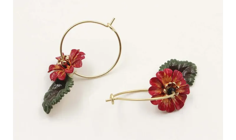 Pendientes aro oro mate con flor esmalte roja y ve